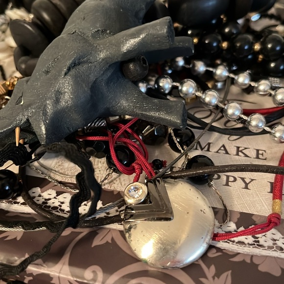 Craft lot, black, white and grey. Crafting and repurposing lot 8A. - Picture 6 of 12